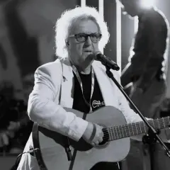 Kto śpiewał "Zegarmistrz światła purpurowy"? To on, z gitarą i charakterystyczną fryzurą, na scenie.