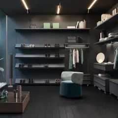 Armadio moderno con mensole per organizzare scarpe e vestiti, senza cassetti. Un'elegante soluzione per chi ama l'ordine.