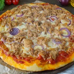 Eine köstliche Thunfisch Pizza mit roten Zwiebeln, ein italienisches Rezept, das Lust auf mehr macht.