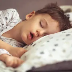 Dlaczego dziecko śpi z otwartą buzią? Możliwe przyczyny i skutki