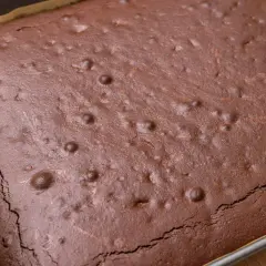 Czekoladowe, najprostsze ciasto ucierane w blaszce, z lekko popękaną skórką i pęcherzykami powietrza.