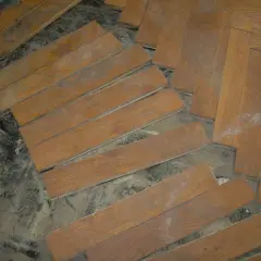 Drewniana podłoga w jodełkę, częściowo zdemontowana. Czy parkiet po 50 latach jest wciąż piękny, czy szkodliwy?