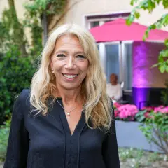 Glückliche Frau mit blonden Haaren und Perlenkette, vielleicht bei einer Feier wie der lisa federle hochzeit.