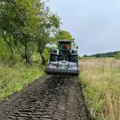 Ile kosztuje mulczowanie terenu? Sprawdź, co wpływa na ceny usług
