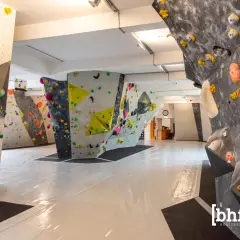 Bunte Griffe zieren die Wände der Boulderhalle in Wuppertal. Hier kann man sich austoben und neue Routen entdecken.