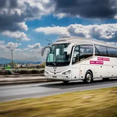 Autocar blanc Terravision, navette aéroport, circulant sur une route près de Fiumicino.