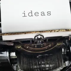 Stara maszyna do pisania z napisem "ideas" na papierze. Czasem potrzebujemy nowych pomysłów, by odpowiedzieć na trudne pytania o życiu.