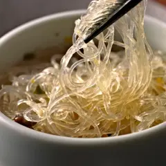 Przezroczysty makaron ryżowy, podniesiony pałeczkami z miseczki. Niska zawartość kcal.