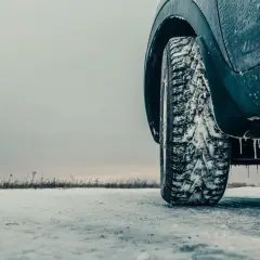 Opona zimowa na oblodzonym podłożu. Czy to ASR, co to za system?