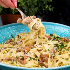 En krämig pasta med kantareller, toppad med parmesan och färska örter. En härlig höstfavorit!