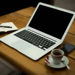 Ile kosztuje wyczyszczenie laptopa? Sprawdź ceny i usługi w serwisach