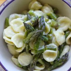 Orecchiette traditionnelles aux asperges, un plat simple et savoureux.