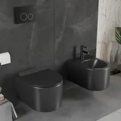Nowoczesny wc kompakt w matowej czerni, obok bidet, na tle ciemnych płytek. Elegancka łazienka.
