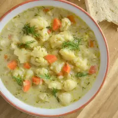 Babcina zupa kalafiorowa: Odtwórz smak dzieciństwa! Sekrety i przepis