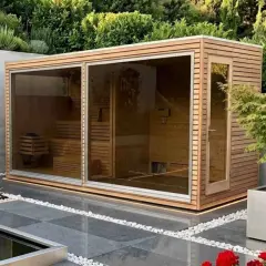 Moderne Gartensauna mit Glasfront, die zum Entspannen einlädt. Ein Traum, wenn man eine Sauna bauen möchte.