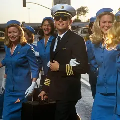 Kapitan Frank Abagnale Jr. w otoczeniu stewardess Pan Am. Czy uda Ci się go złapać, jeśli potrafisz?