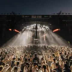 Folla in delirio al Decibel Open Air di Firenze, un'esperienza indimenticabile per Pasqua. Luci, musica e un'energia pazzesca.