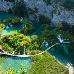 Chemins en bois serpentant entre cascades et eaux turquoise, une expérience de randonnée en Croatie inoubliable.