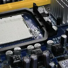 Placa base azul con zócalo de CPU, ranuras de memoria amarillas y disipador plateado. Ideal para saber que placa base tengo.