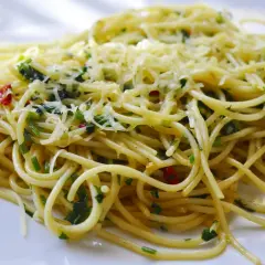 Spaghetti z oliwą i czosnkiem: idealne aglio e olio w 15 minut