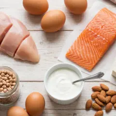 Poulet, saumon, œufs, yaourt, amandes, pois chiches, lentilles et tofu : une sélection d'aliments pour une alimentation riche en protéines.