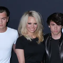 Pamela Anderson z synami Brandonem i Dylanem na premierze.