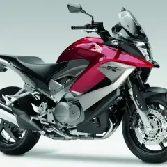 Czerwony motocykl Honda VFR 800 Crossrunner z błyszczącym lakierem, gotowy na przygodę.