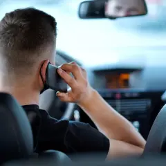 Conducteur au téléphone au volant, une nouvelle loi interdit cette pratique dangereuse.