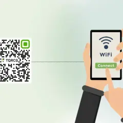 Skanowanie kodu QR na telefonie, aby połączyć się z Wi-Fi.