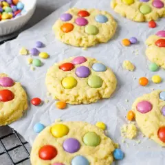 Bunte Kekse mit Schokolinsen, die an leckere Kekse Rezepte erinnern. Perfekt für Kinder!