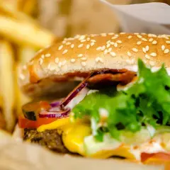 Soczysty burger wołowy z Lidla, idealny do przygotowania w domu. Zobacz, jak smażyć burgery wołowe z lidla, by były pyszne!