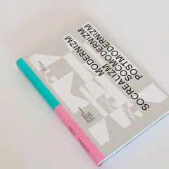 Książka "Socrealizm, modernizm, postmodernizm" z geometrycznym wzorem. Przewodnik po architekturze Krakowa XX wieku.