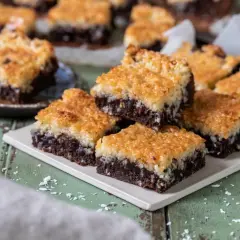 Chokladkakor med en gyllene kokostopp. Dessa saftiga bitar av sockerkaka med kokos ser oemotståndliga ut.