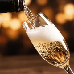 Prosecco nalewane do kieliszka, tworząc bąbelki. Warto wiedzieć, ile procent ma prosecco, by cieszyć się nim świadomie.