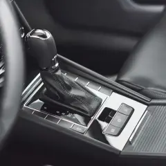 Zbliżenie na dźwignię zmiany biegów w samochodzie z automatyczną skrzynią biegów.