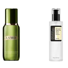 Due flaconi di prodotti skincare: uno verde La Mer e uno bianco COSRX con il suo siero va risciacquato.