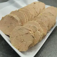 Tranches de foie gras prêtes à être dégustées, tout juste sorties du frigo.