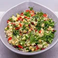En fräsch och färgglad quinoasallad med kikärtor, gurka, tomat och örter. Ett perfekt quinoa recept för en lätt lunch.