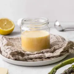 Cremige Sauce Hollandaise im Glas, zubereitet mit dem Thermomix. Dazu Zitrone und Spargel.