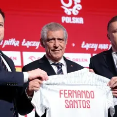 Fernando Santos, portugalski trener, z dumą prezentuje koszulkę reprezentacji Polski.