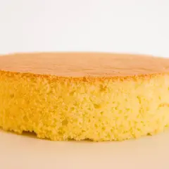 Base soffice di pan di spagna, pronta per essere farcita con crema e trasformata in una deliziosa torta.