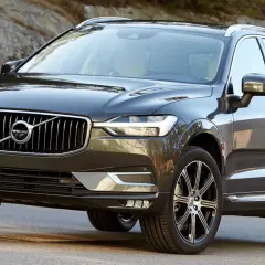 Mörkgrå Volvo XC60 redo för ett volvo xc60 test i svensk natur.