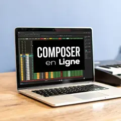 Bureau avec casque, ordinateur affichant "COMPOSER en Ligne", clavier MIDI et contrôleur. Une composition en ligne pour créer de la musique.