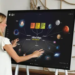 Eine Frau nutzt ein interaktives Whiteboard, um eine interstellare Mindmap zu erstellen. Was ist ein Whiteboard? Ein digitales Display für Ideen.