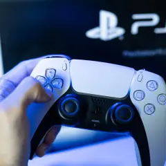 Ein DualSense-Controller in der Hand, bereit für das neueste PlayStation 5 Firmware-Update.