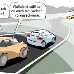 Ein Auto fährt dicht auf, während ein anderes mit Warnblinker am Straßenrand steht. Der Fahrer des vorderen Autos sagt: "Vielleicht solltest du auch mal weiter vorausschauen." Defensives Fahren ist wichtig.