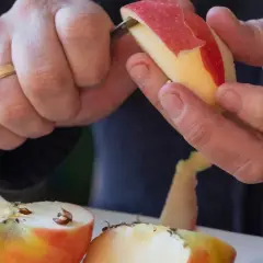 Ręce obierają jabłko. To jeden z owoców, jakie można jeść przy cukrzycy typu 2.