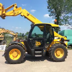 Żółty ładowarka teleskopowa JCB 531-70 Loadall stoi na placu. W tle koparka CAT i zielona kabina ciężarówki.