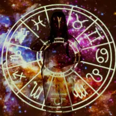 Osoba z projekcją zodiaku na ciele. W tle kosmiczna mgławica. Czy Rak to najgorszy znak zodiaku dla Lwa?