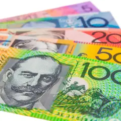 Kolorowe banknoty z wizerunkami ludzi i zwierząt. To australijskie dolary, czyli jaka waluta jest w Australii.